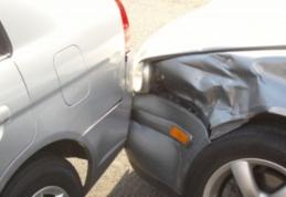 Mașină parcată pe Bulevardul Victoriei din Dorohoi, avariată de un șofer în stare de ebrietate