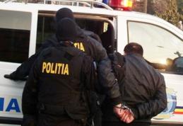 „Tânăr și neliniștit” reţinut de polițiști pentru conducere fără permis, deținere și consum de droguri, ameninţare și violare de domiciliu