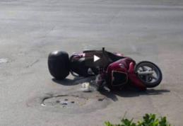 Conducătorul unui moped a fost rănit în urma unui accident produs din neatenție