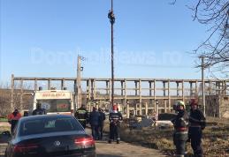 Protest extrem la Dorohoi! Un bărbat s-a urcat pe un stâlp amenințând că se aruncă - FOTO
