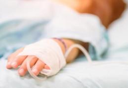 Accident nefericit la Suharău! Copil de trei ani opărit cu apă fierbinte