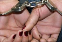 Botoșăneancă reținută de polițiști după ce a jefuit o tânără aflată într-o stație de transport în comun