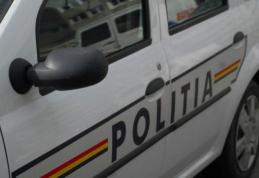 Cursă nebună, terminată într-un chioşc din tablă. Tânăr fără permis, urmărit de polițiști. Mașina era furată!