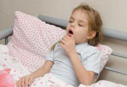 Tusea la copii. Sfatul pediatrului: „Nu este întotdeauna o idee bună să o oprim cu medicamente!”
