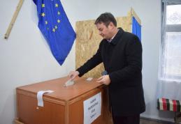 Prefectul judeţului Botoşani, Dan Șlincu, a votat pe listele suplimentare la secţia din Gorovei - FOTO