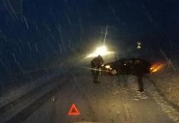 Prima zăpadă face victime. Un autoturism a derapat și a intrat într-o autoutitilitară - FOTO