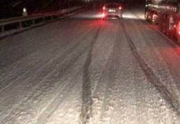Ninsoare abundentă în județul Botoșani. Poliţiştii recomandă conducătorilor auto să circule cu prudență