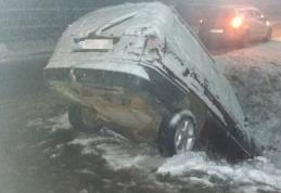 Prima ninsoare serioasă din această iarnă a creat probleme șoferilor în județul Botoșani - FOTO