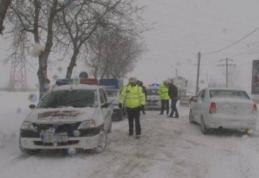 ACCIDENT! A lovit cu maşina un copac după ce a derapat din cauza zăpezii
