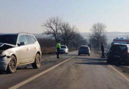 Accident pe drumul Dorohoi-Botoșani! Impact puternic între două autoturisme, o șoferiță a ajuns la spital
