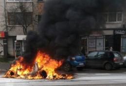 Mașină făcută scrum pe o stradă din Botoșani