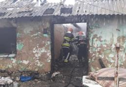 Doi frați au rămas fără acoperiș înainte de Crăciun după ce o butelie a explodat în interiorul casei