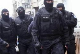 Percheziții cu mascații la locuințele unui tânăr de 18 ani, din Botoșani, cercetat pentru înșelăciune