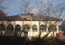 Soț și soție ajunși la spital după ce au încercat să aprindă focul în sobă folosind benzină - FOTO