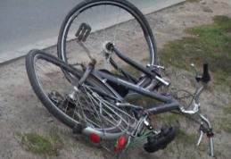 Biciclist de 81 ani, băgat în spital de o tânără șoferiță