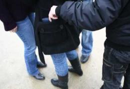 A profitat de neatenția unei tinere și a lăsat-o fără telefonul mobil