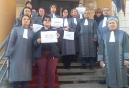 Protest spontan la Judecătoria Dorohoi. Grefierii au oprit astăzi lucrul
