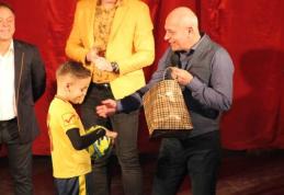 Copiii clubului ACS Juniorul Dorohoi premiați de Moș Crăciun la Sala Teatrului din Dorohoi - FOTO