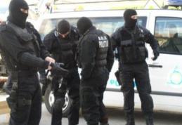 Percheziții la locuinţa unei femei de 46 de ani! Mascații au găsit țigări de contrabandă și peste 2500 de materiale pirotehnice