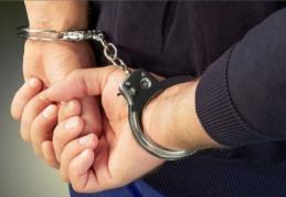 Un tânăr a ajuns în arest după ce a făcut scandal și a distrus geamul unui bar