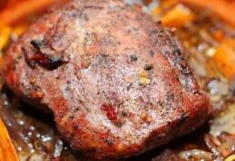 Friptură de porc cu sos de vin roșu