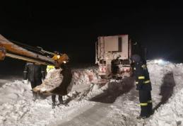 Nouă persoane rămase înzăpezite pe un drum din județul Botoșani au fost evacuate de autorități - FOTO