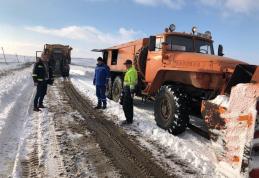 Un drum județean, blocat de zăpadă, a fost deschis circulației - FOTO