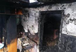 Incendiu în ajun de an nou! Casă cuprinsă de flăcări din cauza unui jar căzut din sobă - FOTO