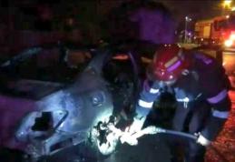 Autoturism distrus de flăcări în curtea unei spălătorii