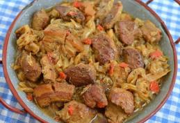 Mâncare de varză acră cu carne de porc