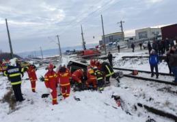 Autoutilitară spulberată de tren la Suceava! O persoană a murit și o alta a fost grav rănită