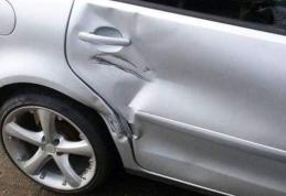 A parcat regulamentar, dar și-a găsit mașina lovită. Șoferul vinovat a fugit