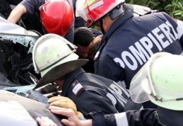 Accident GRAV! Pasagerul rămas captiv între fiarele contorsionate, scos de pompieri