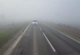 Șoferul unei autoutilitare a ratat o curbă și s-a răsturnat în afara părţii carosabile