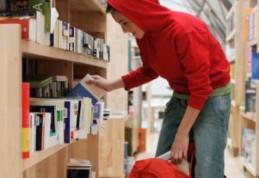 Doi adolescenți au furat accesorii de telefon şi produse alimentare dintr-un magazin din Botoșani