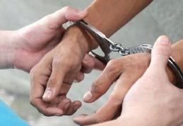 Arestat după ce a provocat un accident și apoi a fugit. Tânărul nu avea permis și era beat