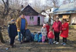 Gest umanitar al pompierilor pentru o familie din Dorohoi - FOTO