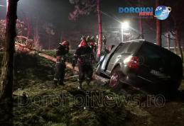 Accident la intrarea în Dorohoi! O mașină a ieșit de pe carosabil și a rupt doi copaci – FOTO