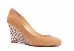 Încălţămintea nepotrivită traumatizează picioarele şi spatele