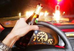 A consumat băuturi alcoolice, apoi s-a urcat la volan. Când l-au oprit poliţiştii, era să îi îmbete cu halena alcoolică pe care o emana