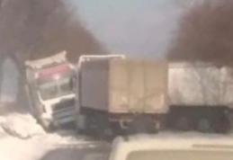 Drumul Dorohoi – Havârna blocat din cauza unui tir care a derapat. Traficul a fost deviat!