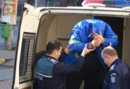 Bătrân tâlhărit ziua în amiaza mare de doi indivizi care au fugit cu o mașină