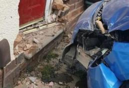 Polițiștii alertați după ce un șofer a intrat cu mașina într-un zid