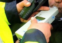 S-a pus beat mangă la volan. Polițiștii l-au oprit la timp