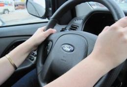 Două tinere de 19 şi 28 de ani, prinse fără permis la volan