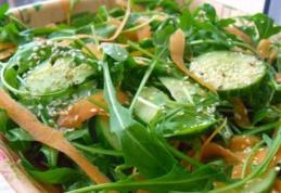 Salată cu rucola, castraveți și morcov