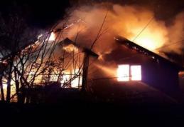 Casă devastată de flăcări. Părinți disperați că nu își găsesc copilul. Pompieri din Dorohoi și Darabani se luptă cu flăcările