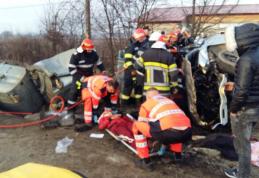 Accident grav! Patru tineri încarcerați după ce s-au izbit într-o platformă de deșeuri si s-au răsturnat cu mașina - FOTO