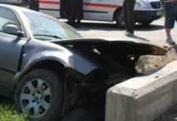 Băut la volan, a intrat cu mașina într-un cap de pod