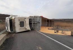 Accident! Un camion încărcat cu cereale s-a răsturnat pe un drum național din Botoșani - FOTO